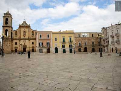 Indiscusso fulcro del centro storico � piazza Santa Croce, che sorge sul punto pi� alto della collina e deve il suo nome al patrono locale: la reliquia conosciuta come Santissimo Crocifisso di Auricarro